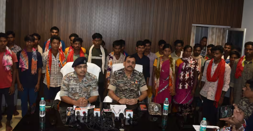Surrendered Naxals Holi 30 पूर्व नक्सलियों की भावुक नई शुरुआत