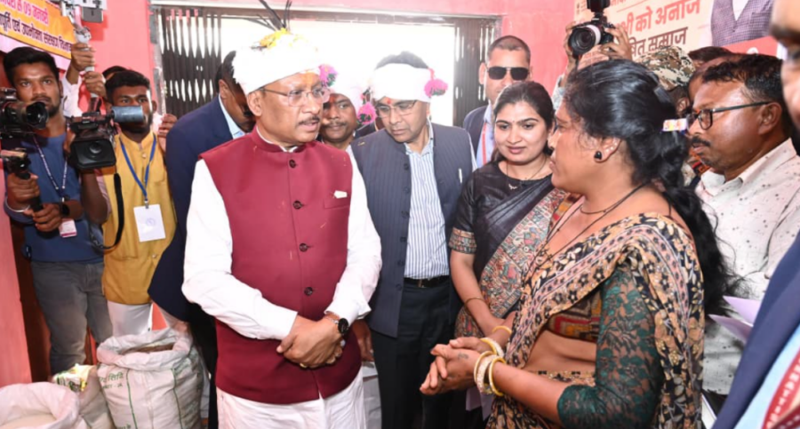 मुख्यमंत्री विष्णु देव साय पहुंचे कुरुषनार बालक आश्रम, अतिरिक्त कक्ष की स्वीकृति और उचित मूल्य दुकान का निरीक्षण