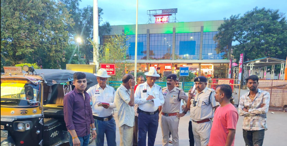 दुर्ग में “ऑपरेशन – सुरक्षा” के तहत ई-रिक्शा एवं ऑटो चालकों पर चला अभियान, 55 चालकों पर की गई कार्रवाई