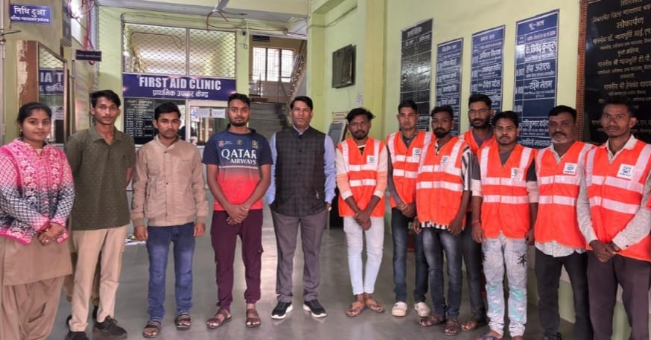 दुर्ग जिला न्यायालय में स्वच्छता पखवाड़ा सफल, न्यायिक अधिकारियों ने कर्मचारियों को मफलर-टोपी वितरित कर बढ़ाया हौसला