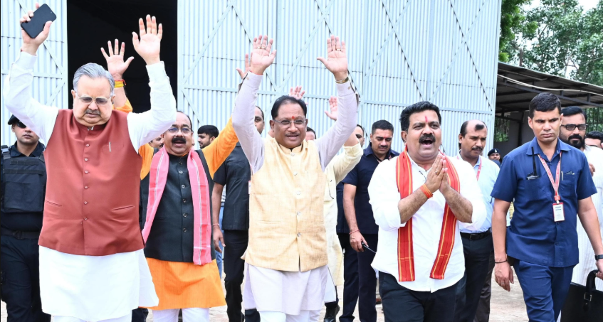 सावन के तीसरे सोमवार पर मुख्यमंत्री विष्णुदेव साय ने कांवड़ियों पर की पुष्पवर्षा, भगवान भोरमदेव का किया जलाभिषेक