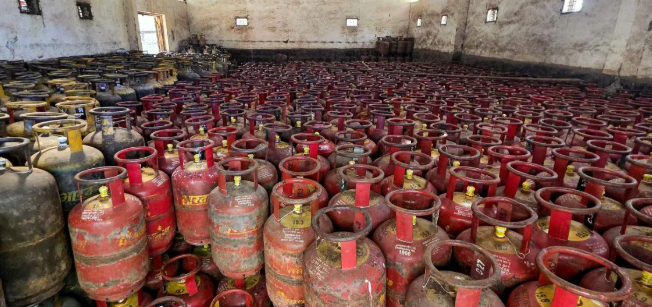 Chhattisgarh News: जमाखोरी पर बड़ा एक्शन — 3841 LPG सिलेंडर जब्त, 97 FIR दर्ज, CM साई ने ली हाई-लेवल मीटिंग