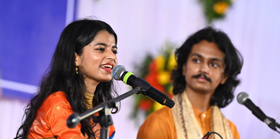 छत्तीसगढ़ विधानसभा परिसर में गूंजे रामभक्ति के सुर, मैथिली ठाकुर ने भजनों से मोहा मन