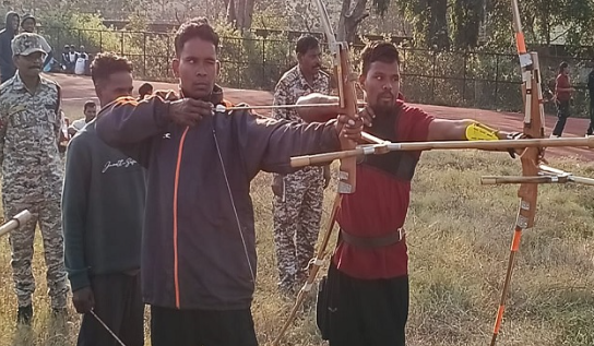 बीजापुर के किशन हप्का ने बस्तर ओलंपिक में रचा इतिहास, संभाग स्तरीय तीरंदाजी में जीता पहला स्थान