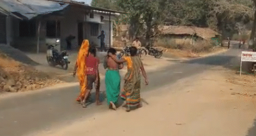 विधवा महिला को पीटकर अर्धनग्न हालत में गांव में घुमाया, मुंह पर पोता गोबर