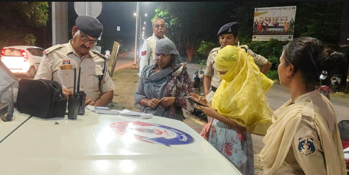 “ऑपरेशन सुरक्षा” के तहत दुर्ग में महिला चालकों पर कार्रवाई, 89 दोपहिया वाहन चालकों पर चालानी कार्रवाई
