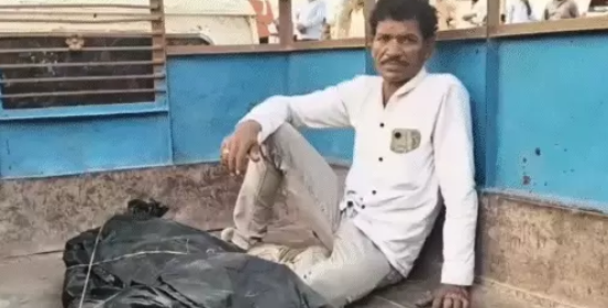 Khairagarh Dead Body Transport: शव वाहन नहीं मिलने पर पिकअप में ले जाना पड़ा शव