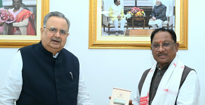 मुख्यमंत्री विष्णु देव साय को विधानसभा अध्यक्ष रमन सिंह ने नवीन विधानसभा भवन लोकार्पण समारोह में शामिल होने का दिया निमंत्रण
