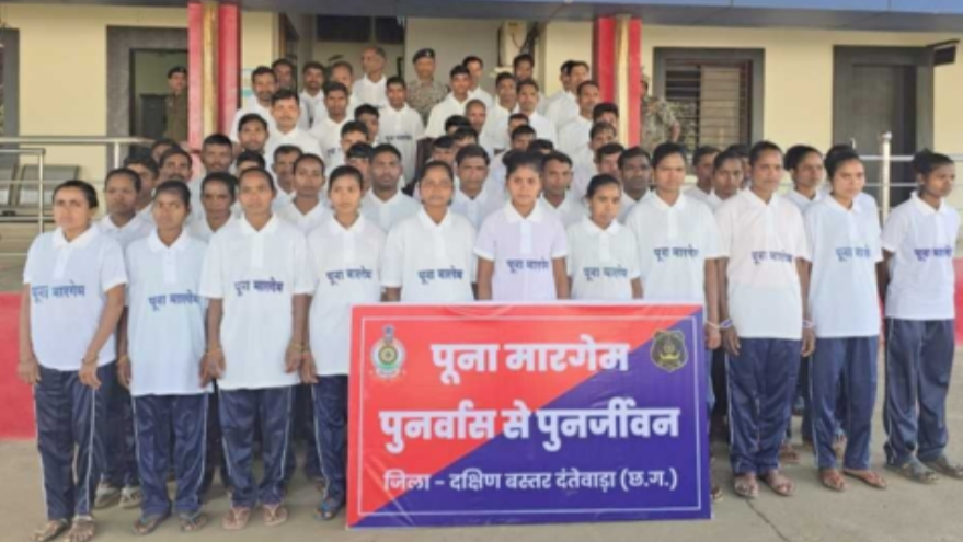 दंतेवाड़ा में 63 माओवादियों ने किया आत्मसमर्पण, सीएम साय बोले – अब बंदूक नहीं, विकास जीतेगा