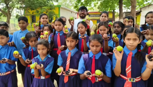 Tree Plantation Campaign: स्कूल प्रवेशोत्सव पर बच्चों ने लिया पर्यावरण बचाने का संकल्प
