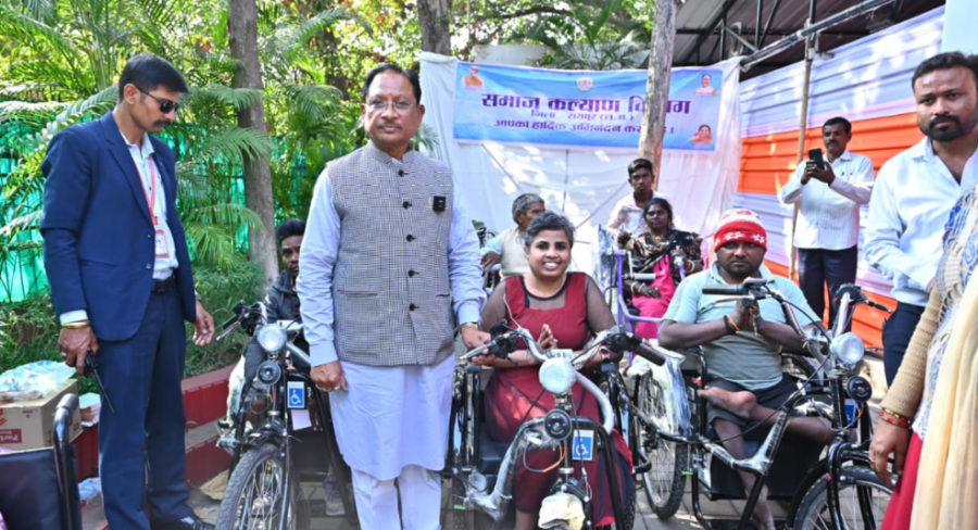 जनदर्शन में मुख्यमंत्री विष्णु देव साय की संवेदनशील पहल, दिव्यांग महिला को मिली बैटरी चालित ट्राइसिकल