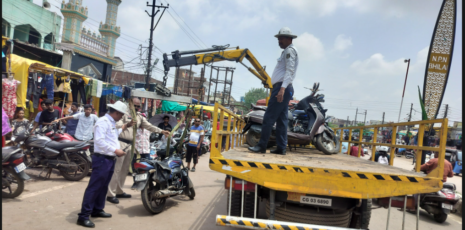 दुर्ग यातायात पुलिस की सख़्त कार्यवाही, नो पार्किंग और अतिक्रमण पर लगातार कार्रवाई जारी