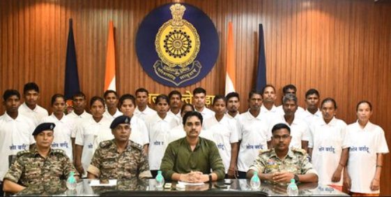 दंतेवाड़ा में 21 नक्सलियों ने डाली हथियार: 25.5 लाख के इनामी समेत कई महिला माओवादी भी शामिल