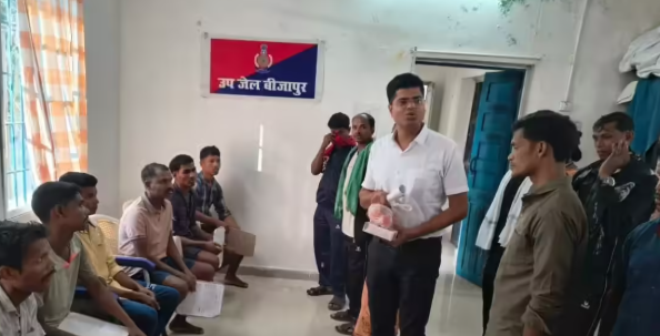 बीजापुर जेल में भावुक मिलन: सुधरे हुए माओवादी कैडरों ने परिवारों से कहा—“हिंसा छोड़ो, घर लौट आओ”