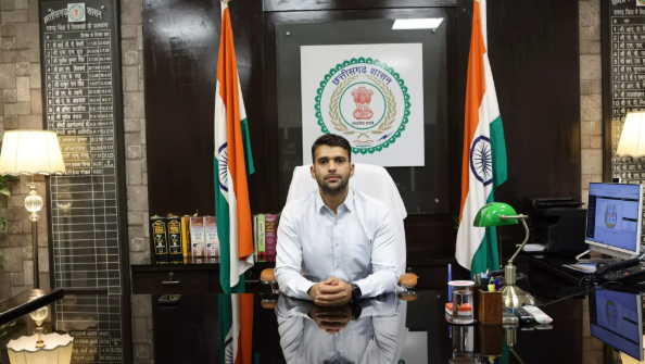 रायगढ़ कलेक्टर मयंक चतुर्वेदी ने दी सख्त चेतावनी, बेस ऑयल बिक्री पर रोक और विकास कार्यों में तेजी के निर्देश