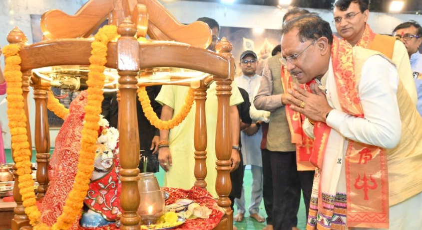 CM विष्णु देव साय गरबा महोत्सव 2025 में हुए शामिल, मातारानी का लिया आशीर्वाद और दिया स्वदेशी का संदेश
