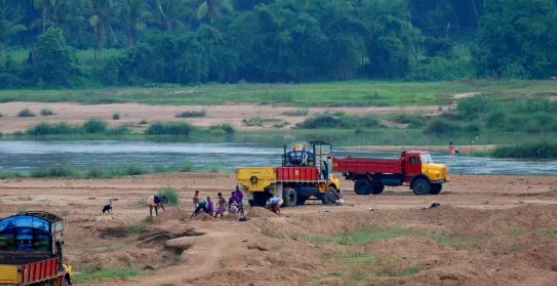 Illegal Sand Mining पर महासमुंद में बड़ी कार्रवाई, 9 वाहन जब्त