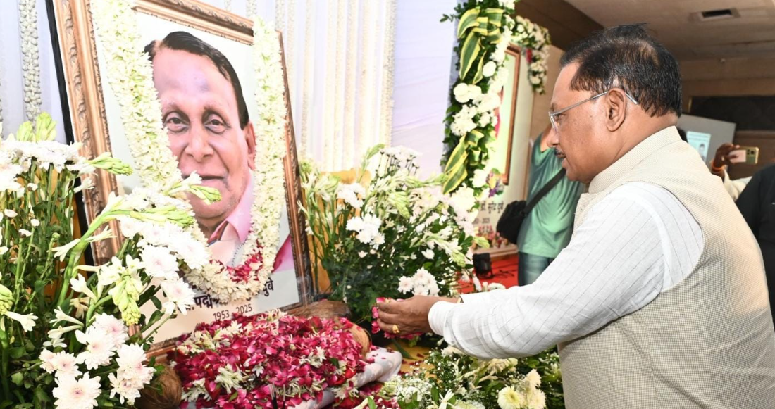 हास्य कवि पद्मश्री डॉ. सुरेंद्र दुबे को मुख्यमंत्री विष्णुदेव साय ने दी श्रद्धांजलि, कहा – “हँसाने वाला कवि आज रुलाकर चला गया”