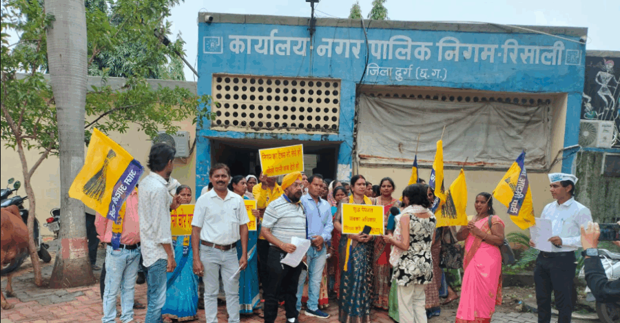रिसाली में पानी संकट पर आम आदमी पार्टी का घेराव: महिलाओं ने कहा—“घर तक पानी नहीं, पर टैक्स जरूर पहुंच गया”