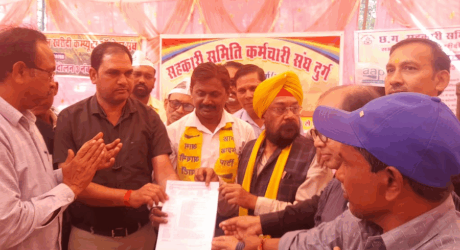 धान खरीदी में देरी पर AAP का हमला तेज: दुर्ग में प्रदर्शन स्थल पर पहुंचकर कर्मचारियों व किसानों को दिया समर्थन
