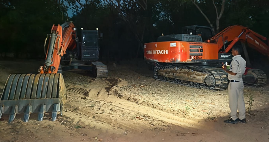 Illegal Mining Crackdown: धमतरी में अवैध रेत उत्खनन पर बड़ी कार्रवाई, 5 मशीनें जब्त
