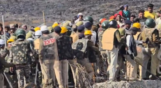 सुरगुजा में कोयला खदान विस्तार को लेकर हिंसक विरोध: 30 से अधिक पुलिसकर्मी घायल, ग्रामीणों की जमीन बचाने की जिद