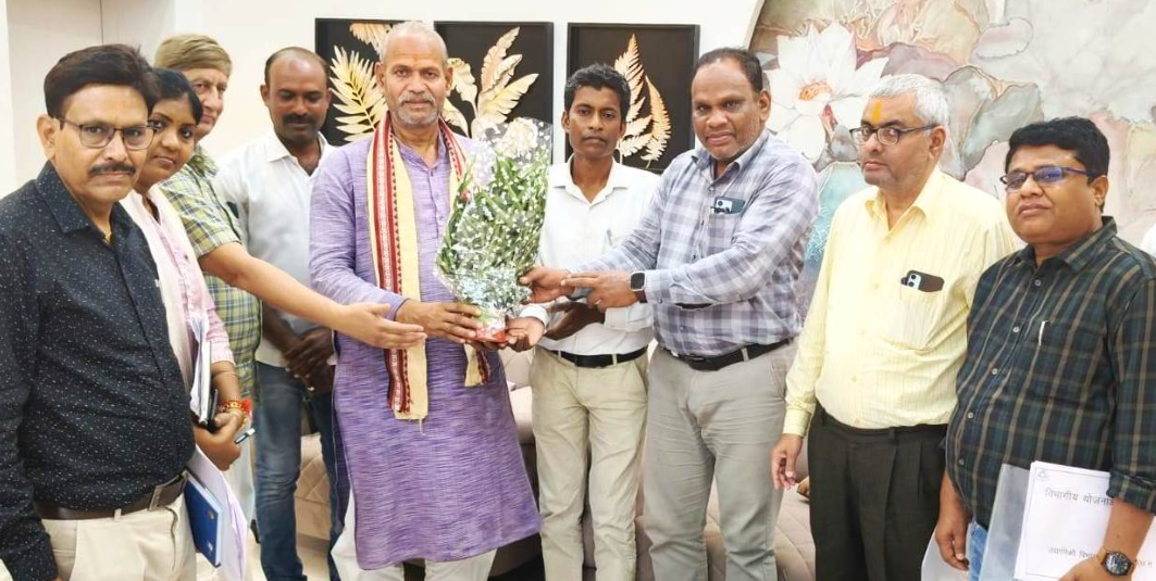 दुर्ग में कृषक कल्याण परिषद अध्यक्ष ने की योजनाओं की समीक्षा, किसानों को हरि खाद व वैकल्पिक उर्वरकों के उपयोग पर जोर