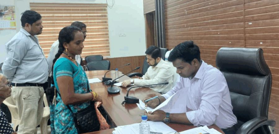 दुर्ग कलेक्टर अभिजीत सिंह ने जनदर्शन में सुनी 112 शिकायतें, शिक्षक की कमी से लेकर पेयजल टंकी तक उठे मुद्दे