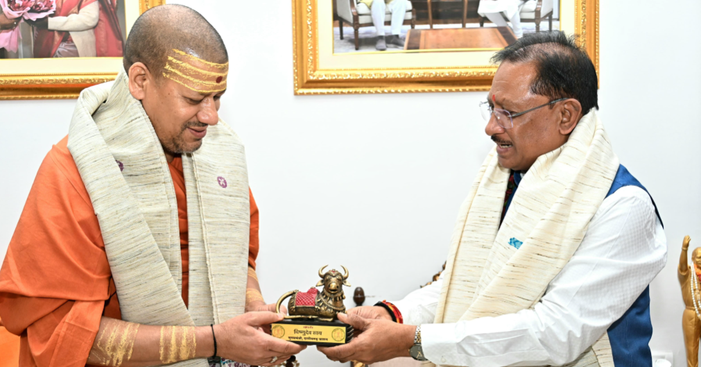 मुख्यमंत्री विष्णु देव साय से महामंडलेश्वर डॉ. स्वामी कैलाशनंद गिरि जी की सौजन्य भेंट, आध्यात्मिक विषयों पर हुई चर्चा