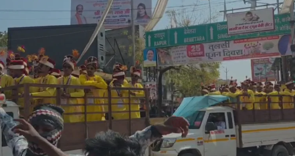 छत्तीसगढ़ मुख्यमंत्री कन्या विवाह योजना में विवाद: कवर्धा में 272 जोड़ों के विवाह के दौरान दूल्हों को मालवाहक वाहन में लाने पर उठे सवाल