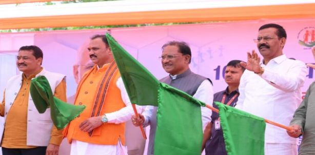 Raipur News: CM विष्णुदेव साय ने 370 एम्बुलेंस रवाना कीं — 5 ऐतिहासिक बदलाव जो लाखों जिंदगियां बचाएंगे, पहली बार नवजात ICU एम्बुलेंस!