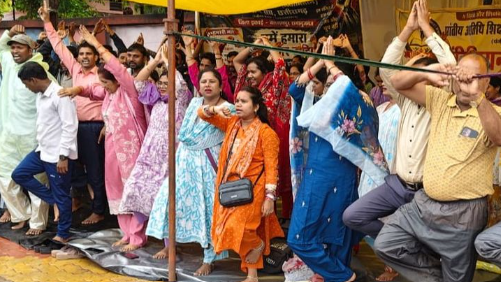 Guest Teacher Strike: छत्तीसगढ़ में 6वें दिन भी जारी विद्यामितान शिक्षकों का आंदोलन, बारिश में एक पैर पर खड़े होकर किया विरोध
