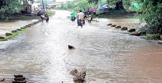 छत्तीसगढ़ में भारी बारिश से जनजीवन अस्त-व्यस्त, नदियां उफान पर, पुलिया धंसी, ट्रैक्टर-पिकअप पलटे, कई गांवों का संपर्क टूटा