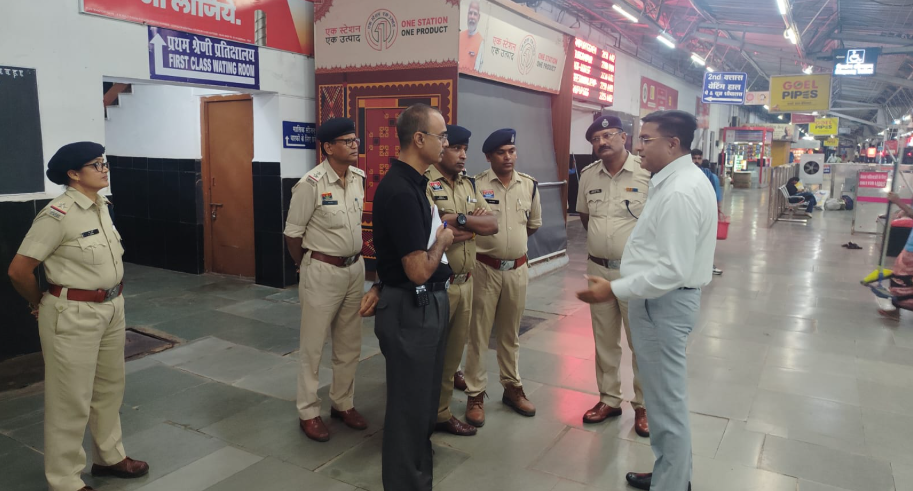 रेलवे स्टेशन दुर्ग का निरीक्षण: SSP ने दिए सुरक्षा और साइबर जागरूकता को लेकर अहम निर्देश