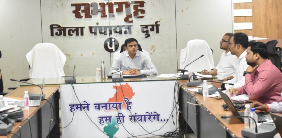 Durg News: मनरेगा समीक्षा में बड़ा खुलासा — 121 निकासी बैठकें लंबित! CEO बजरंग दुबे ने दिए 6 सख्त निर्देश
