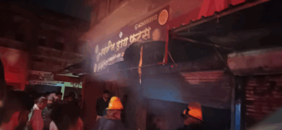 दुर्ग के इंदिरा मार्केट में नवनीत ड्राई फ्रूट्स की दुकान में आग, फायर ब्रिगेड की त्वरित कार्रवाई से टला बड़ा हादसा