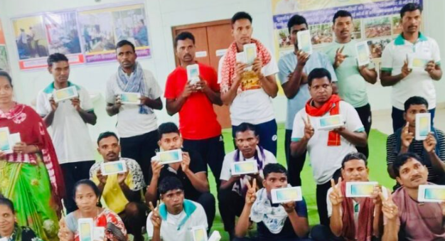 सुकमा में 25 पूर्व नक्सलियों को 5G स्मार्टफोन, मुख्यधारा से जोड़ने की मानविक पहल