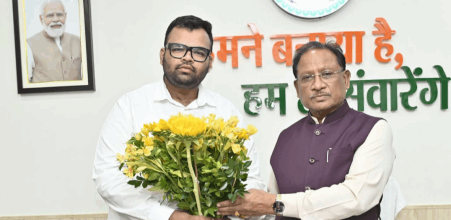जनसेवक शिवम तिवारी की मुख्यमंत्री से आत्मीय भेंट, बेमेतरा के विकास और राशन वितरण योजना पर हुई चर्चा