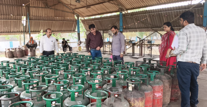 Durg Gas Cylinder Raid: 599 सिलेंडर जप्त