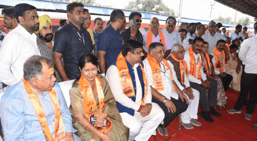 दुर्ग से अयोध्या धाम के लिए रवाना हुए श्रद्धालु, पर्यटन और शिक्षा मंत्री ने दिखाई हरी झंडी