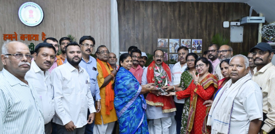 भिलाई निगम के सैकड़ों परिवारों में लौटी मुस्कान: उप मुख्यमंत्री अरुण साव की पहल पर वर्षों से लंबित ग्रेच्युटी और अन्य भुगतान पूर्ण