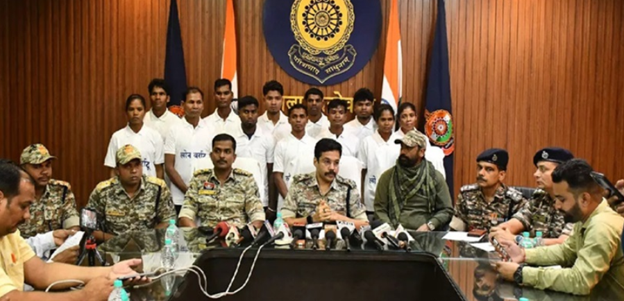 दंतेवाड़ा में नक्सल मोर्चे पर बड़ी सफलता: 9 इनामी समेत 12 नक्सलियों ने किया आत्मसमर्पण