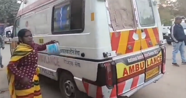 घायल मरीज की पत्नी से एंबुलेंस धुलवाने का आरोप, जिला अस्पताल की कार्यप्रणाली पर सवाल