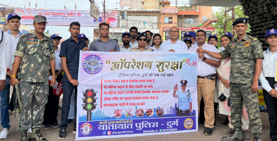 दुर्ग में ई-रिक्शा चालकों को गुलाब फूल देकर दी गई समझाइश, यातायात नियमों के पालन की अपील