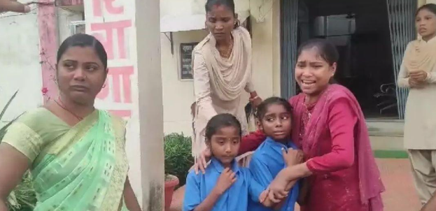 अंबागढ़ चौकी थाने में पूरे परिवार ने की आत्मदाह की कोशिश, गांव के दबंगों से था परेशान
