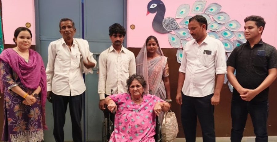 Senior Citizen Rights: दो साल बाद बेटे से मिली मां, आंसुओं के साथ हुई घर वापसी