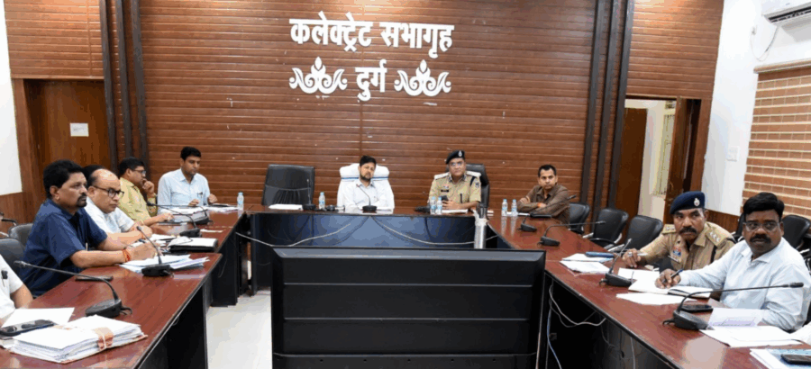 दुर्ग में सड़क सुरक्षा समिति की बैठक: ब्लैक स्पॉट्स सुधार, आवारा पशुओं और पार्किंग पर विशेष जोर