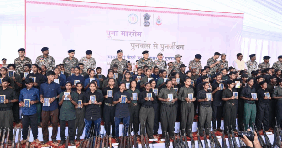 बस्तर में शांति की ऐतिहासिक सुबह: 210 माओवादी कैडरों ने हथियार डालकर मुख्यधारा में की वापसी