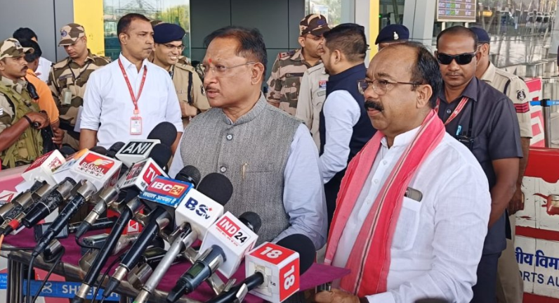 जगदलपुर में नक्सलियों का अब तक का सबसे बड़ा आत्मसमर्पण, मुख्यमंत्री विष्णुदेव साय बोले– आज का दिन देश के लिए ऐतिहासिक