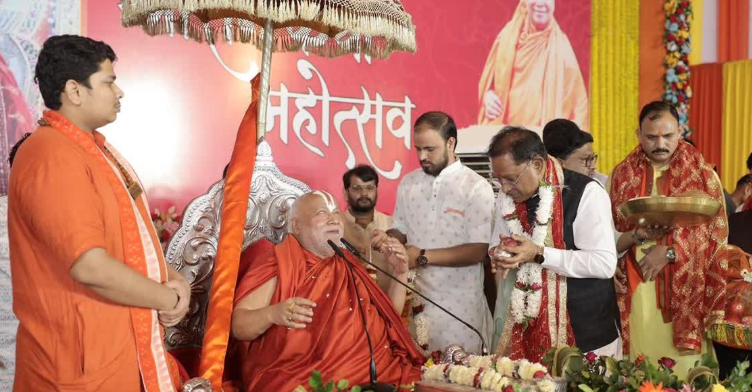 कोरबा में राम कथा सुनने पहुंचे सीएम विष्णुदेव साय, स्वामी रामभद्राचार्य से लिया आशीर्वाद